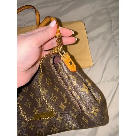 Louis Vuitton Favorite MM Monogram Crossbody bag - Picture 4 of 10